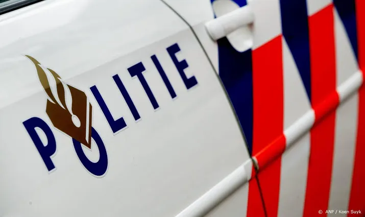 auto rijdt publiek in na autocross leende