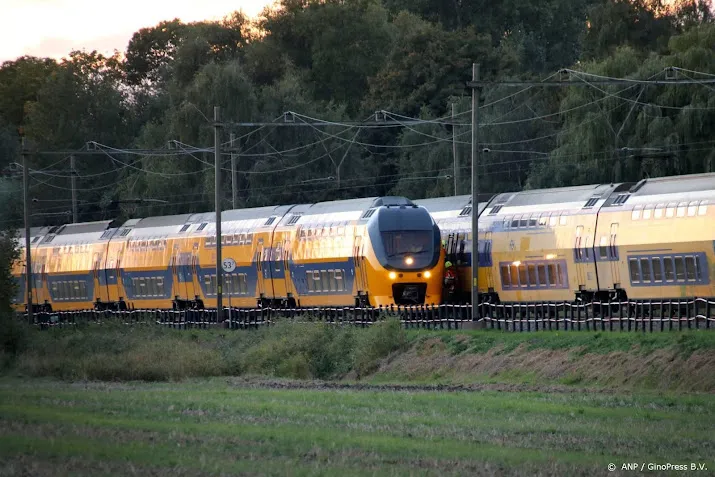 auto vast op overweg bij etten leur minder treinen