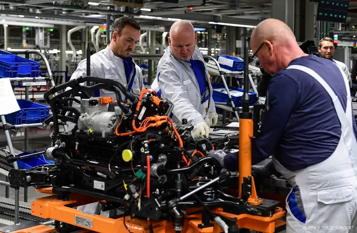automakers schrappen samen tienduizenden banen