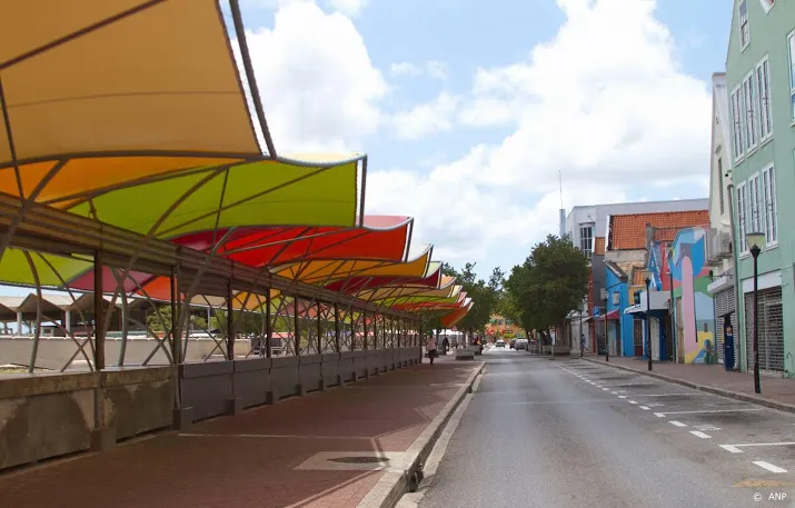 avondklok op curacao met twee weken verlengd
