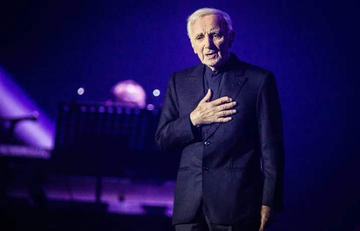 aznavour in ziekenhuis na valpartij