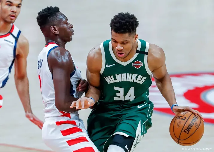 basketballer antetokounmpo blinkt uit bij bucks
