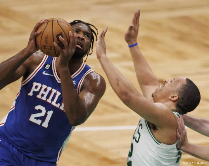 basketballer embiid helpt de sixers aan achtste zege op rij