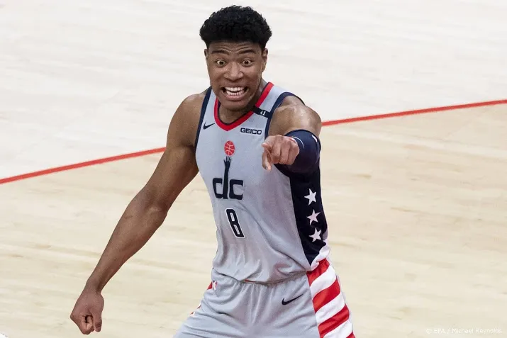 basketballer hachimura en worstelaar susaki dragen japanse vlag