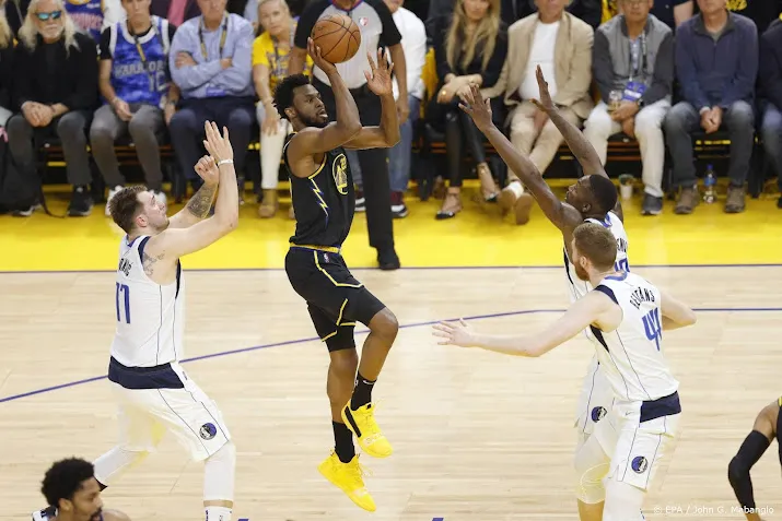 basketballers warriors op voorsprong tegen mavericks