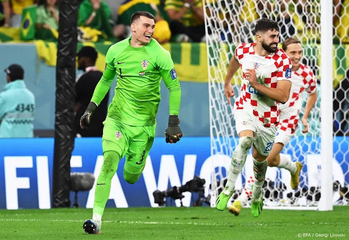bayern munchen aast op kroatische doelman livakovic