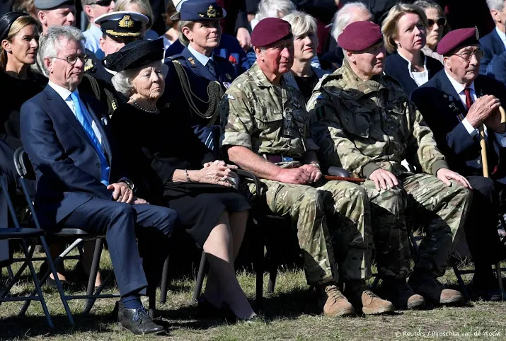 beatrix en charles leggen krans