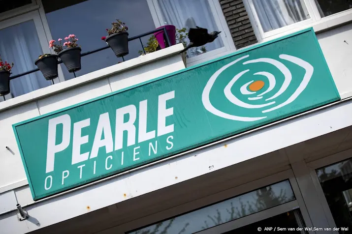 bedrijf achter ray ban wil rest moederconcern pearle kopen