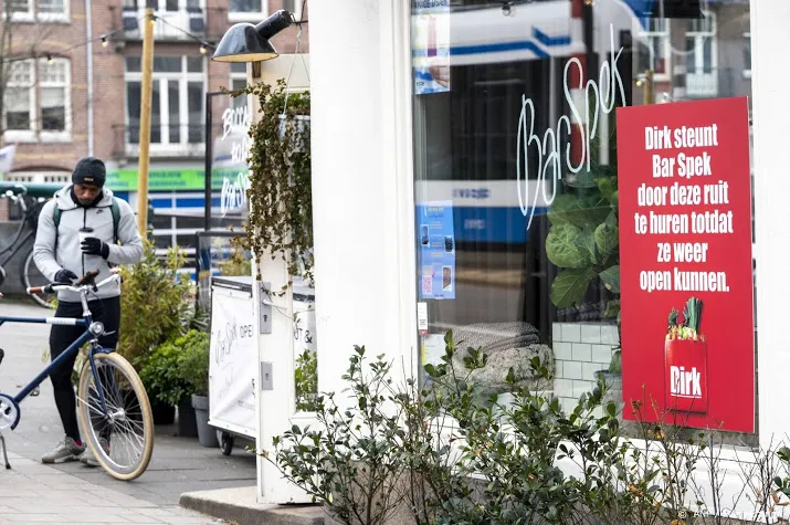 bedrijven steunen horeca met reclame op ruit cafes en restaurants