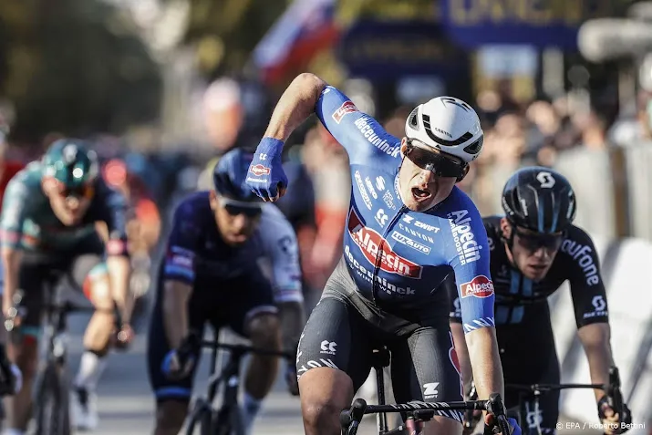belgische wielrenner philipsen sprint naar zege in scheldeprijs