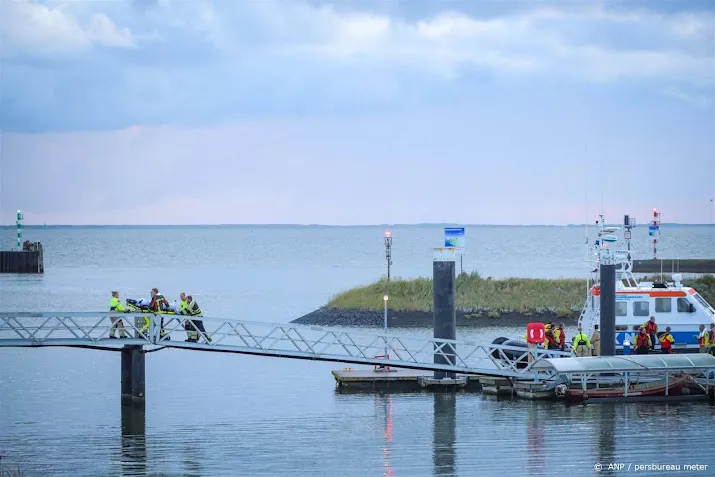 bergingsvaartuig legt noodverbinding met brandend vrachtschip