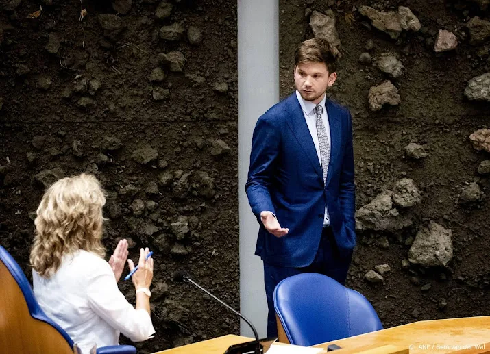 bergkamp grijpt in na beschuldigingen van landverraad door fvder