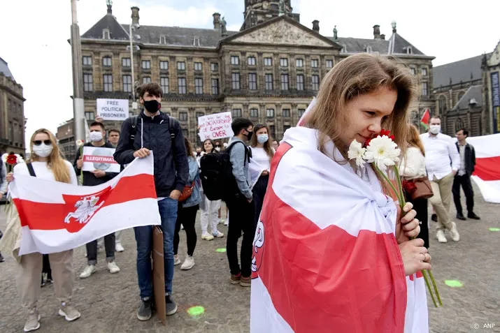 betogers op de dam eisen vrijlating politieke gevangenen belarus