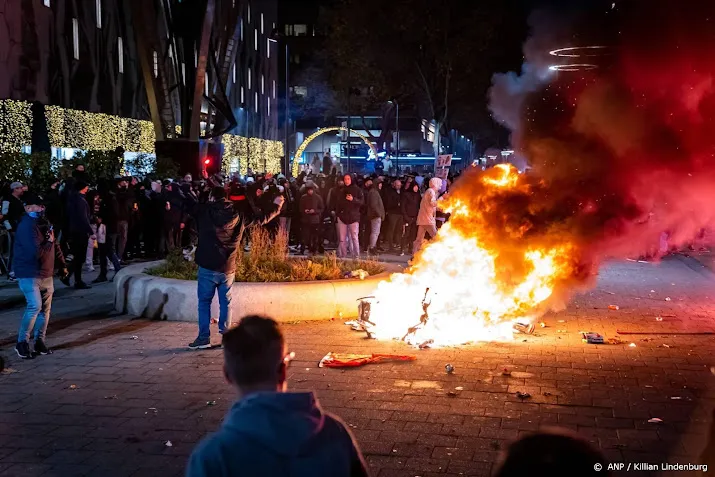 betogers tegen 2g in rotterdam steken vuurwerk af