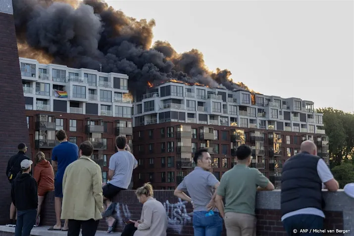 bewoners naar nachtopvang na grote brand in amsterdam