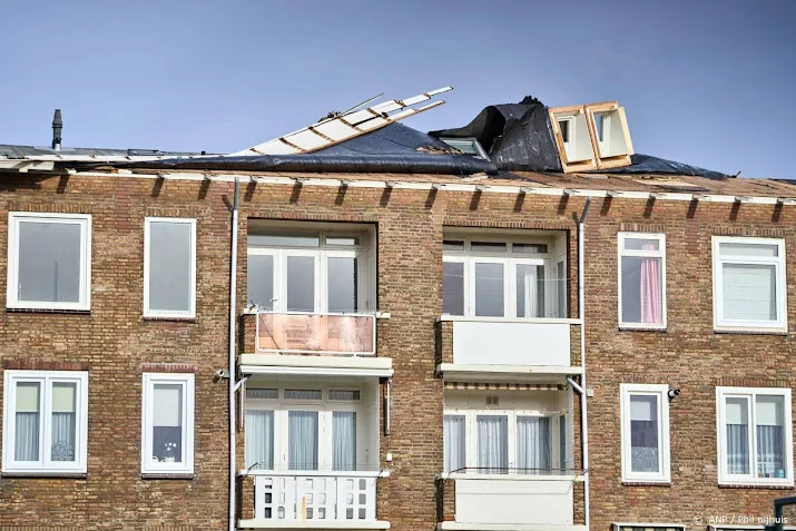 bewoners van katwijkse flat geevacueerd na stormschade aan dak