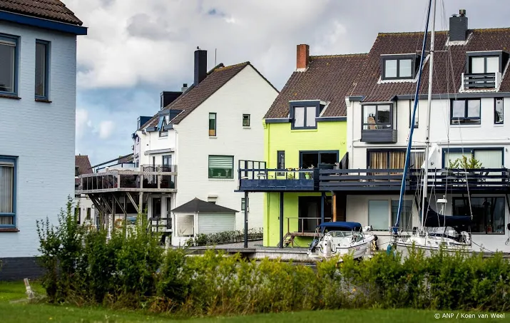 bewoonster moet appelgroen huis overschilderen