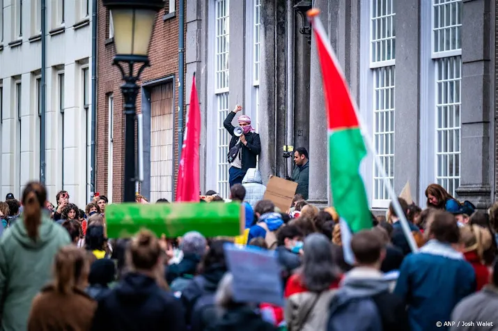 bezetters uu brengen boodschappen binnen politie grijpt niet in