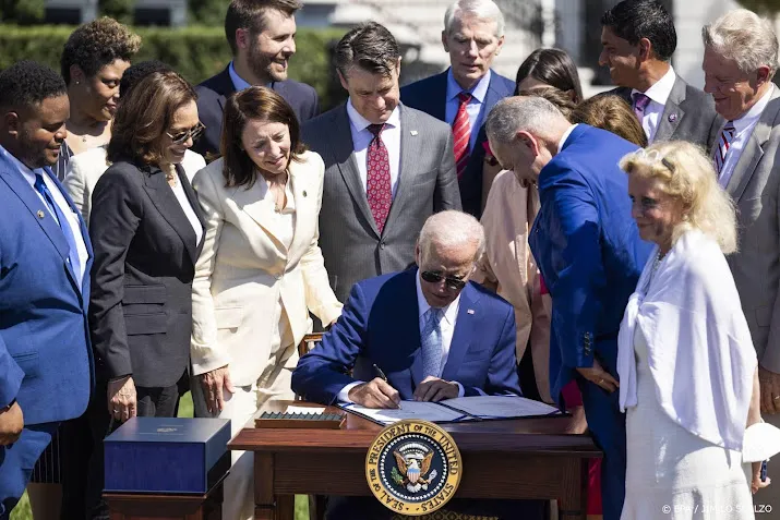 biden ondertekent wet voor versterking chipproductie in vs