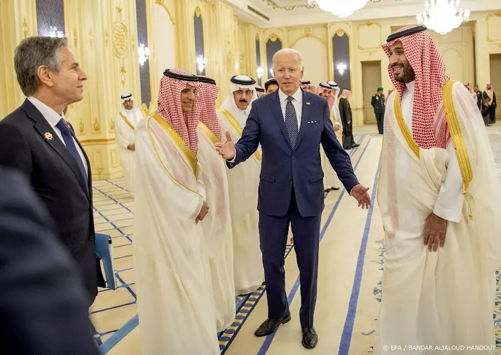 biden rekent erop dat saudi arabie oliekraan verder opendraait