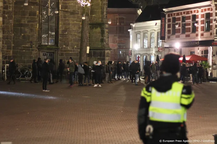 bij rellen in centrum enschede zijn 21 mensen opgepakt
