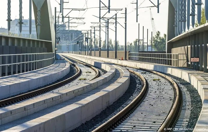 bijna 100 miljoen om twee dieselspoorlijnen te elektrificeren