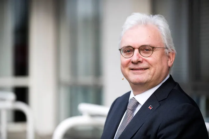 bijna hele bestuur 50plus stapt op in crisis
