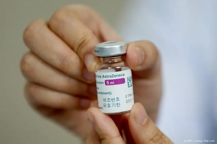 bijwerkingencentrum ziet geen reden om te stoppen met astrazeneca