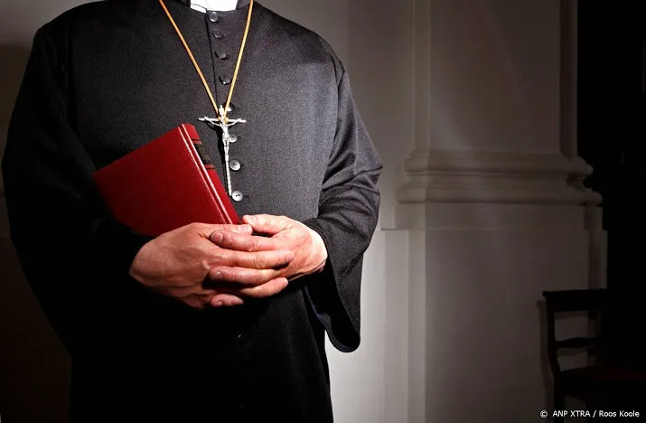 bisdom ontslaat homoseksuele pastoor