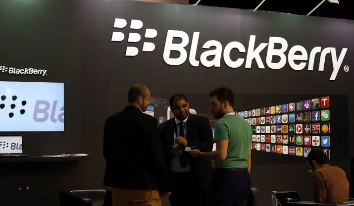 blackberry klaagt facebook aan om chatfunctie