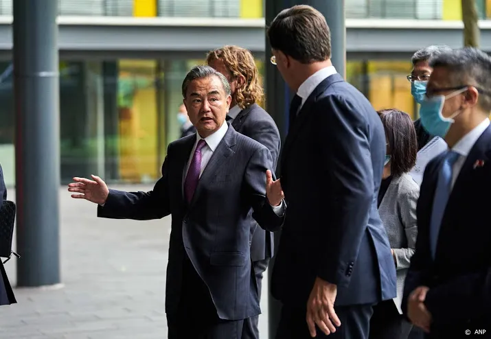 bliksembezoek chinese minister aan den haag