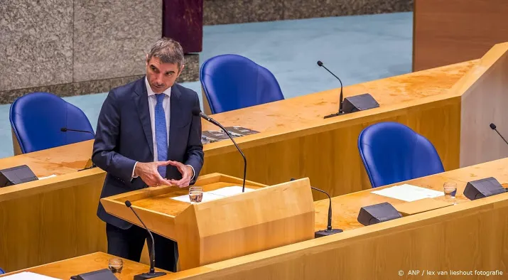 blokhuis wil nog meer inzicht in aantal wachtenden ggz