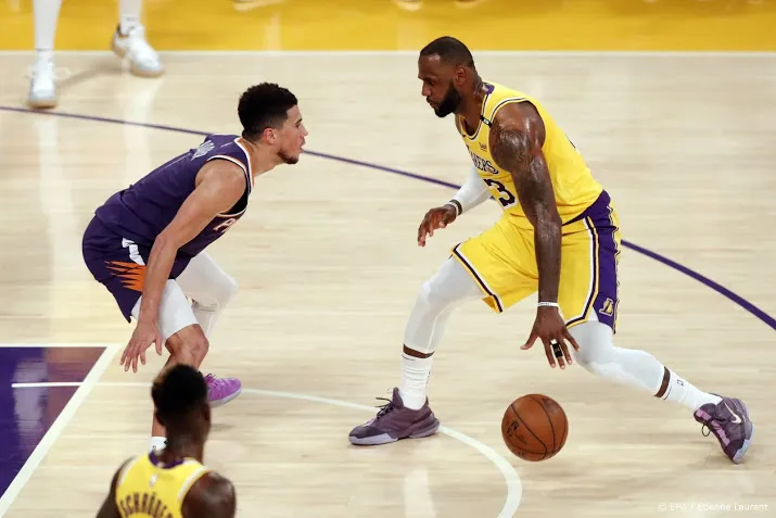 bloomberg lebron james praat met nike over verkoop springhill