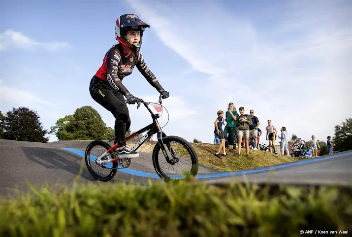 bmxsters veenstra baauw en merel smulders stranden op wk