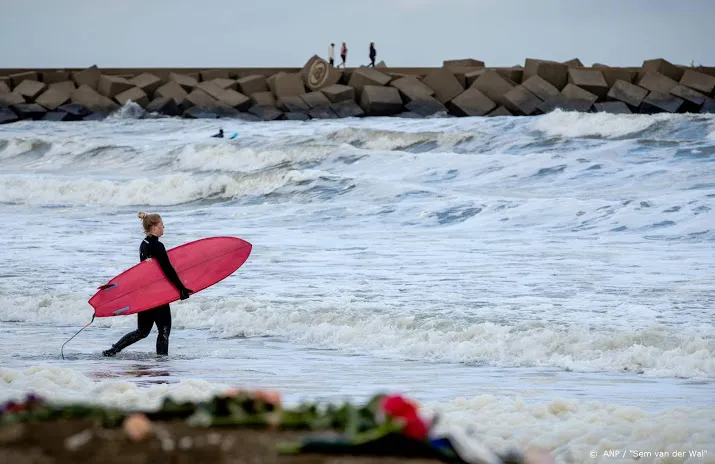 bodysurfers weer in zee bij scheveningen
