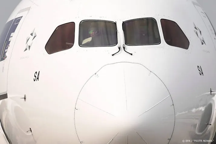 boeing roept maatschappijen op acht 787s aan de grond te houden