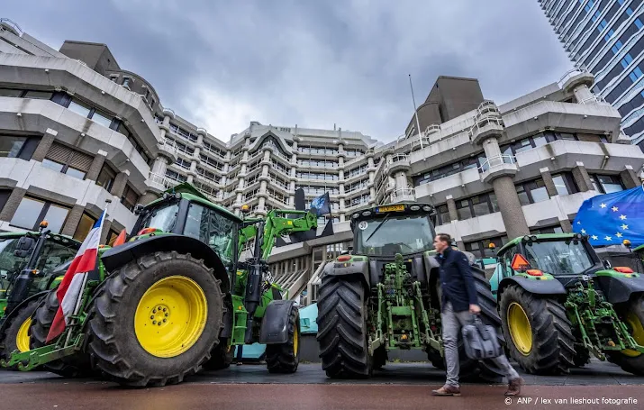 boeren demonstreren bij tweede kamergebouw tegen stikstofbeleid