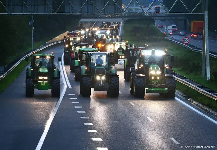 boeren in trekkers naar provinciehuis den haag