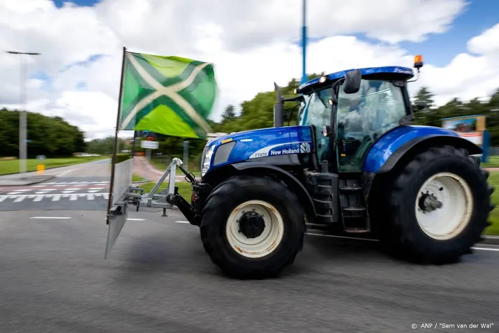 boeren op tractoren onderweg naar vrijthof in maastricht