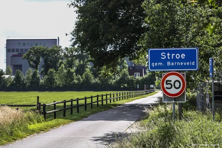 boeren op weg naar stroe ook groepen met trekkers op de snelweg
