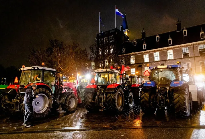 boeren vertrekken uit omgeving binnenhof