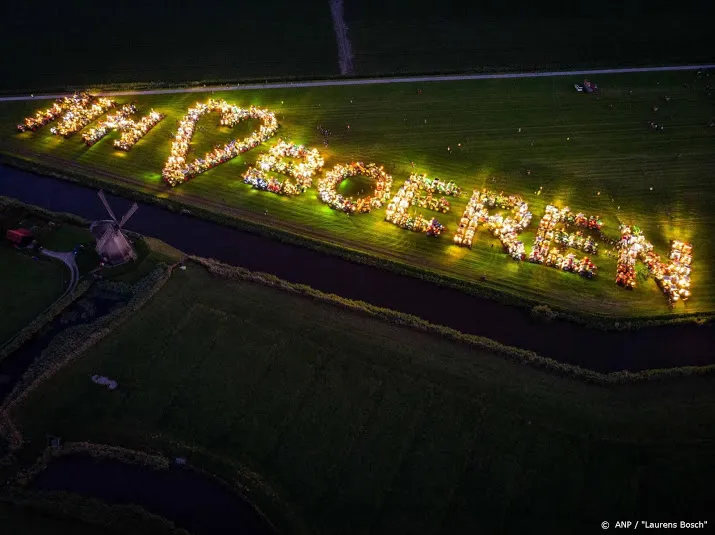 boeren vormen met trekkers de woorden nh houdt van boeren