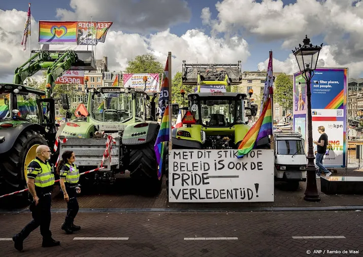 boerenzakdoeken en trekkers bij canal parade