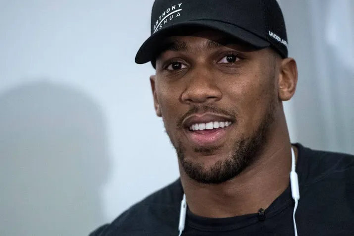 bokser joshua behoudt wereldtitels op wembley