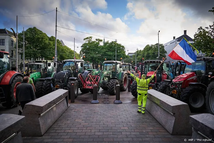 boze boeren met trekkers bij ingang van binnenhof