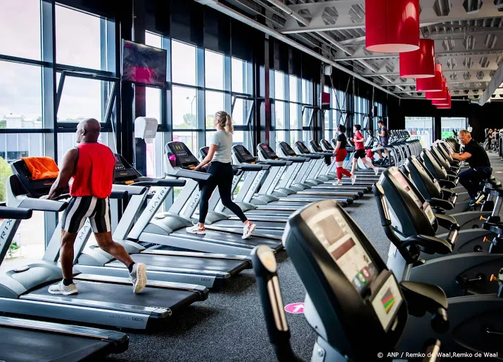 branche sportscholen blij groepslessen fitness gaan door