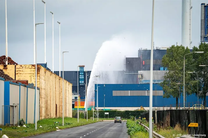 brand bij afvalverwerker in rotterdam geblust