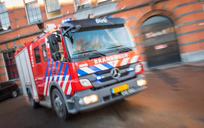 brand op containerschip in haven waalwijk