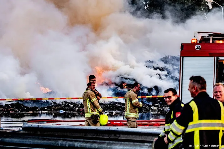 brand op schip in haven rotterdam