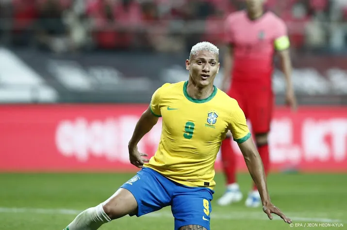 braziliaanse voetbalbond walgt van banaan op veld in parijs